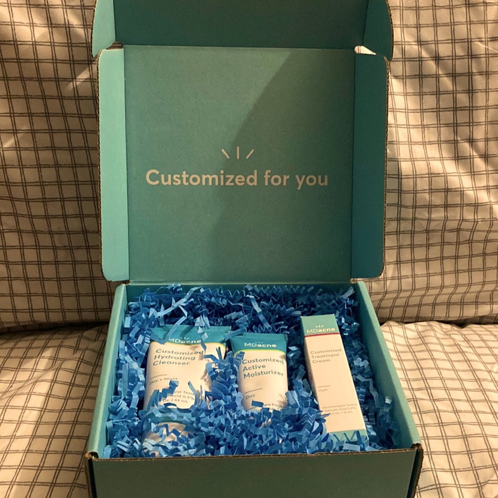Cleanser, Moisturizer, and Treatment Cream is what u get. See it in the photos.
